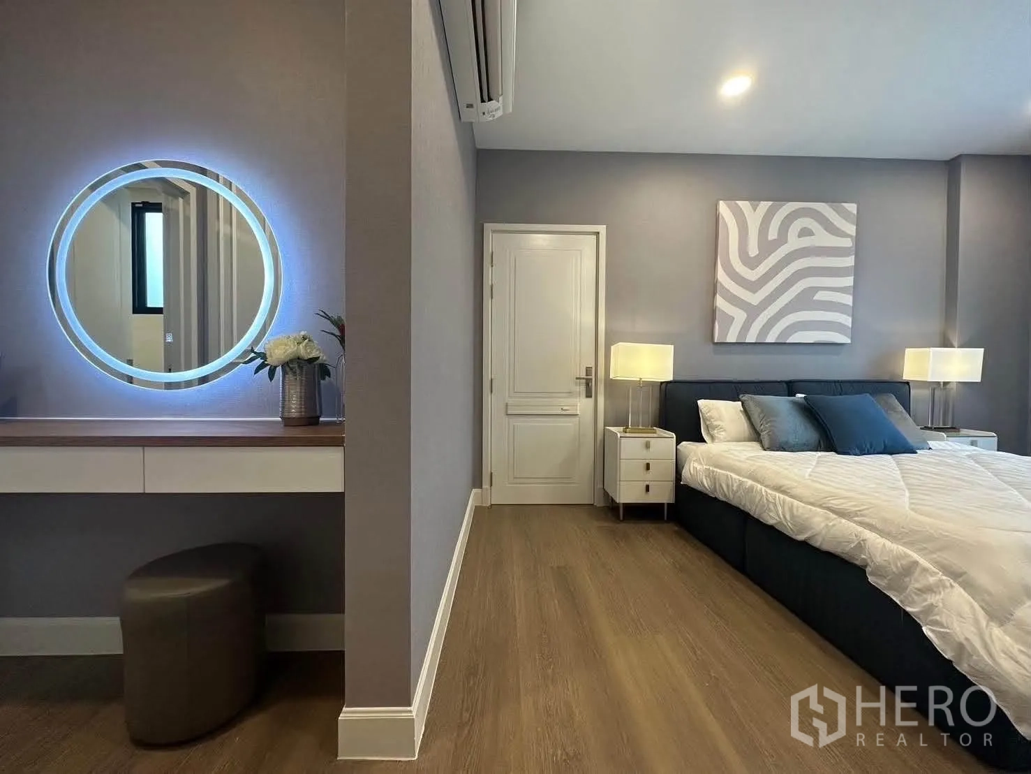 Detached House for rent in Saphan Sung, Bangkok - Same bedroom featuring a vanity with round backlit mirror.