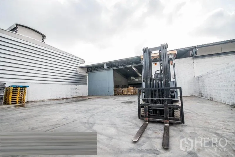 Warehouse for rent - Loading yard with forklift access and ample maneuvering space for trucks.