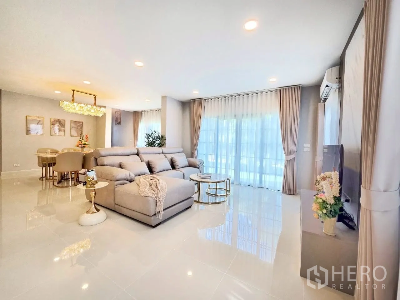 Detached House for rent in Bang Phli, Samut Prakan - Bright living room with sectional sofa and large windows