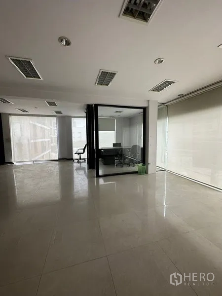 Office Space for rent in Pathum Wan, Bangkok - Bright office floor with roller blinds and a central glass meeting room.