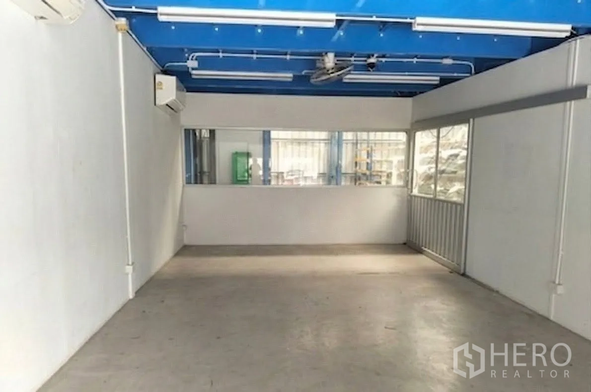 仓库 for rent in Don Mueang, Bangkok - 仓库内的封闭式办公室，配有窗户、空调与日光灯。