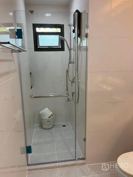 Detached House for rent in Bang Kapi, Bangkok - Bright bathroom with glass shower enclosure and small window in Bang Kapi detached house