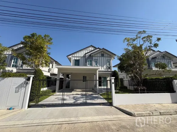 บ้าน ให้เช่าในBang Phli, Samut Prakan - บ้านเดี่ยวสองชั้นสไตล์โมเดิร์น พร้อมรั้วและทางรถยนต์ ภายในโครงการปลอดภัย.