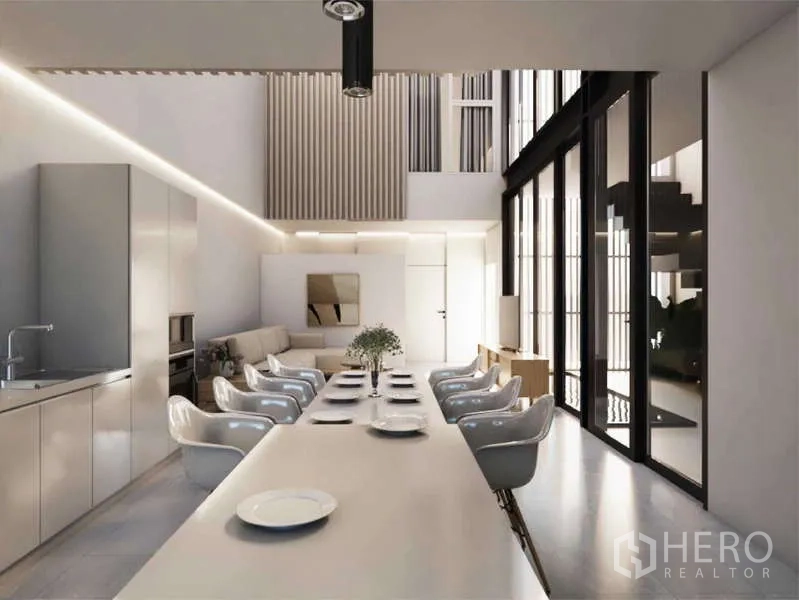 带办公室的家 出租在Bang Phli, Samut Prakan - 挑高客餐厨一体空间，长桌适合会议，落地玻璃采光充足。
