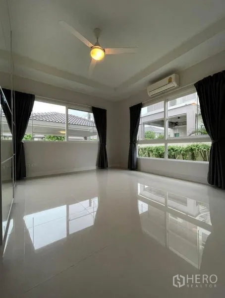 บ้าน ขายในBang Phli, Samut Prakan - ห้องนอนมุม พื้นเงา แอร์ พัดลมเพดาน และหน้าต่างหลายบาน