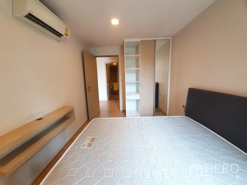 公寓 出租在Watthana, Bangkok - 第二卧室带嵌入式衣柜与开放置物架，采光良好并配空调。