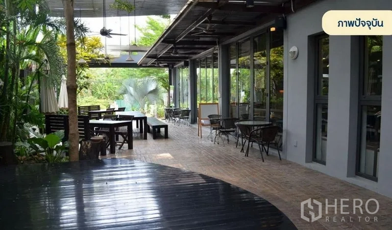 พื้นที่ขายปลีก ให้เช่าในWang Thonglang, Bangkok - เทอเรซกลางแจ้งมีหลังคา โต๊ะนั่ง ทางเดินอิฐ และสวนข้างผนังกระจกสูงจรดเพดาน