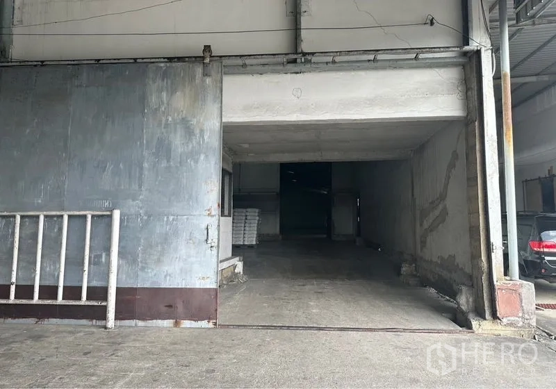 货栈 出租在Lat Krabang, Bangkok - 仓库入口的大型金属推拉门与装卸坡道。