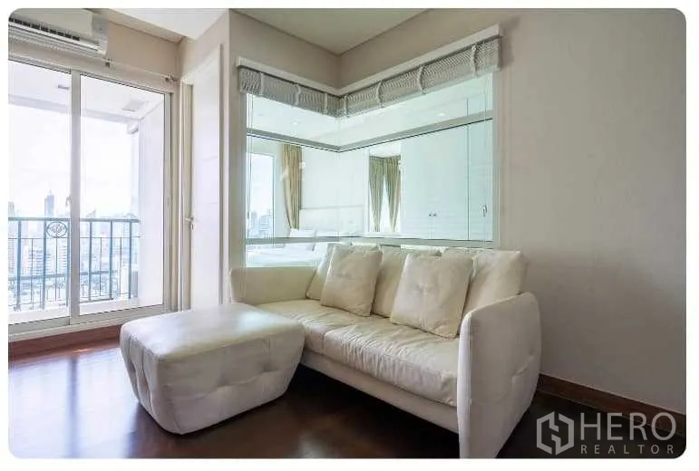 คอนโด ขายในWatthana, Bangkok - โซฟามุมสบายติดฉากกั้นกระจกและประตูออกระเบียง