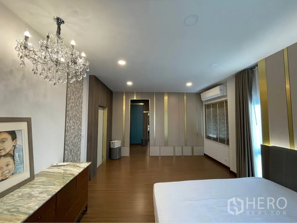 独栋房屋 for rent or sale in Bang Phli, Samut Prakan - 主卧另一角度，展示特色墙与空调。