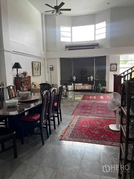 带办公室的家 出租在Bang Rak, Bangkok - 餐区与客厅相连，红地毯与木楼梯十分显眼。