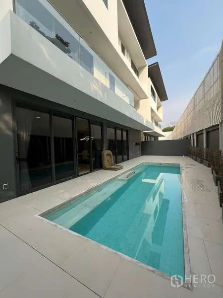 Detached House for rent in Suan Luang, Bangkok - Private swimming pool running along the house with tiled patio.