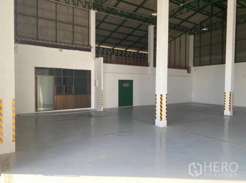 货栈 出租在Mueang Rayong, Rayong - 宽阔的仓库地面，白色立柱与内部办公室区。