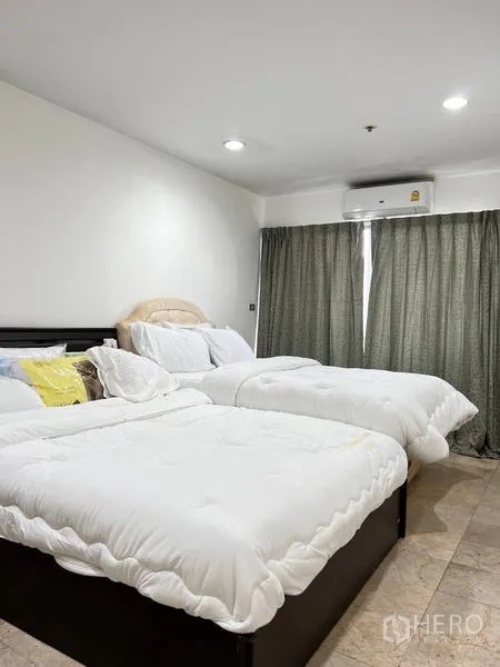คอนโด ให้เช่าในRatchathewi, Bangkok - ห้องนอนที่สองมีเตียงสองหลัง ผ้าม่านทึบ และเครื่องปรับอากาศ