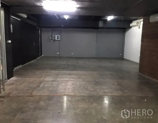 办公空间 出租在Watthana, Bangkok - 宽敞开放式办公室，水泥地面与明亮顶灯