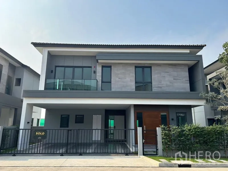 บ้าน ให้เช่าในBang Phli, Samut Prakan - หน้าอาคารบ้านเดี่ยวสไตล์โมเดิร์น 2 ชั้น มีระเบียงและรั้วหน้าบ้าน