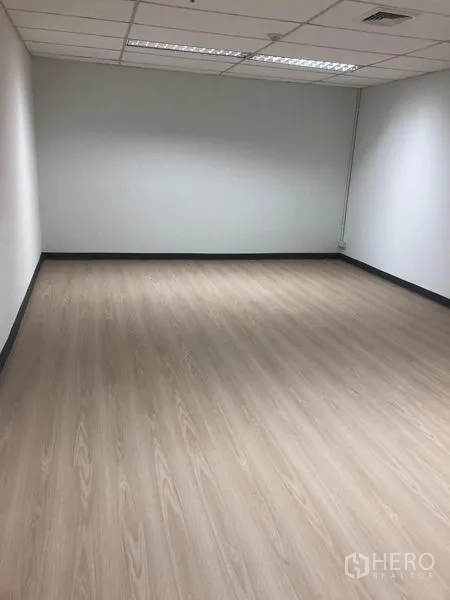 办公空间 出租在Watthana, Bangkok - 宽敞长方形工作区，吊顶空调出风口与复合地板