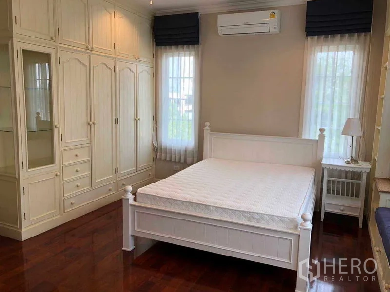 บ้าน ให้เช่าในBang Na, Bangkok - ห้องนอนกว้าง ตู้บิวท์อินจำนวนมาก และเตียงคู่