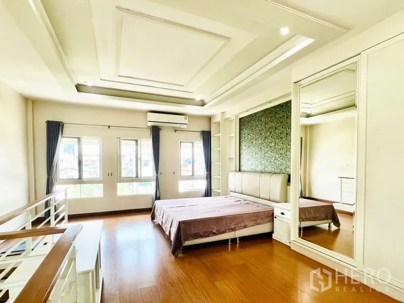 联排别墅 出租在Prawet, Bangkok - 大卧室，特色背景墙、内嵌衣柜与木地板