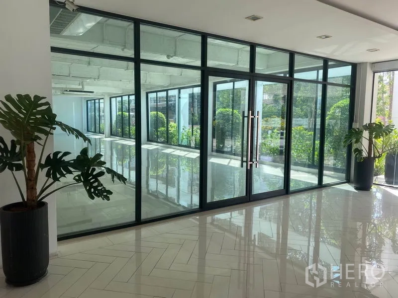 办公空间 出租在Khlong Toei, Bangkok - 明亮大堂，落地玻璃隔断与双开玻璃门，盆栽与亮面地砖。