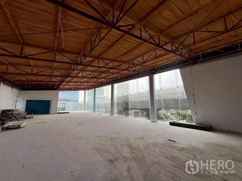 Showroom for rent - Expansive open-plan hall with high ceiling and floor-to-ceiling windows.