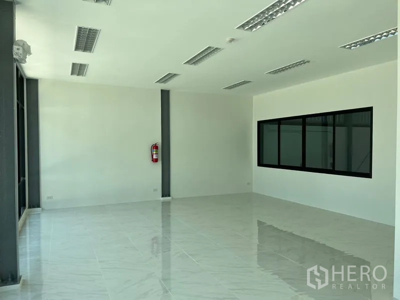คลังสินค้า ให้เช่าในBang Phli, Samut Prakan - พื้นที่สำนักงานแบบเปิด ไฟฟลูออเรสเซนต์ พื้นกระเบื้องเงา