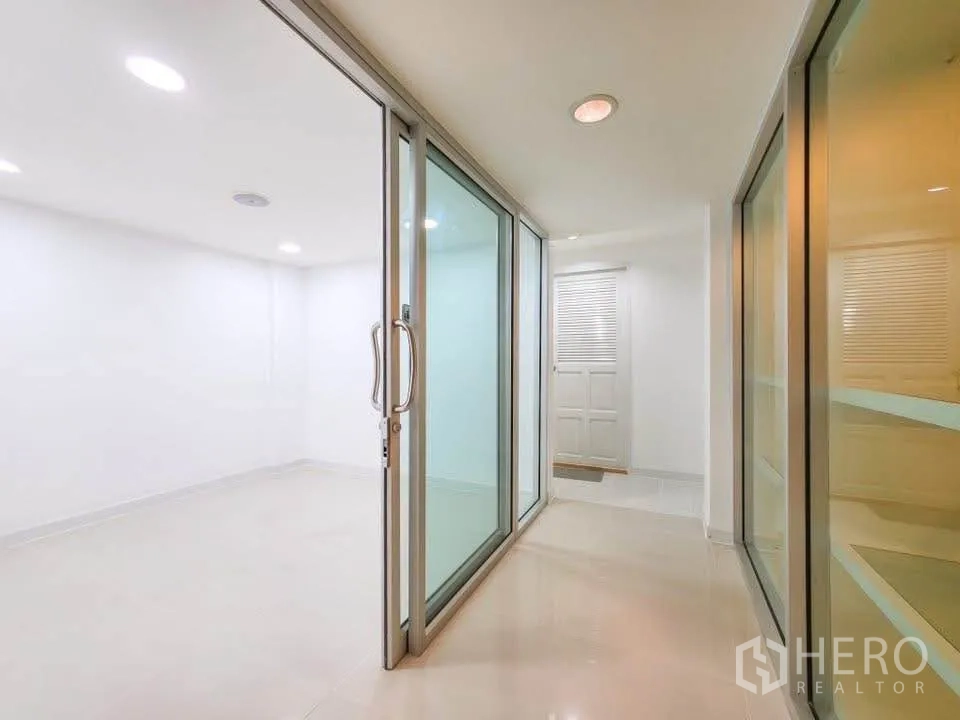办公空间 出租在Khlong Toei, Bangkok - 走廊以玻璃隔断分区，通往白色会议或办公房。