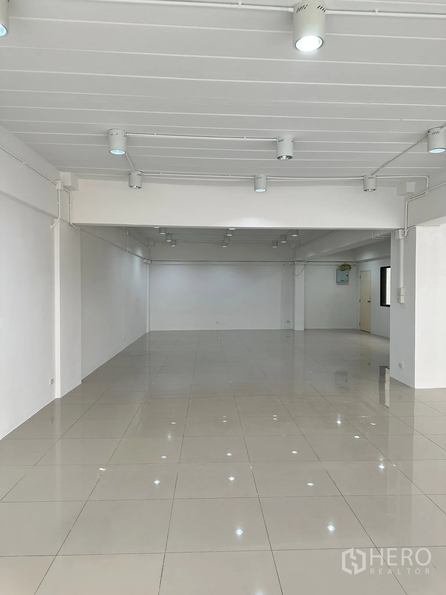 สำนักงาน ให้เช่าในWatthana, Bangkok - มุมลึกของสำนักงานขนาดใหญ่ เพดานติดไฟหลายจุดและพื้นกระเบื้องเงา