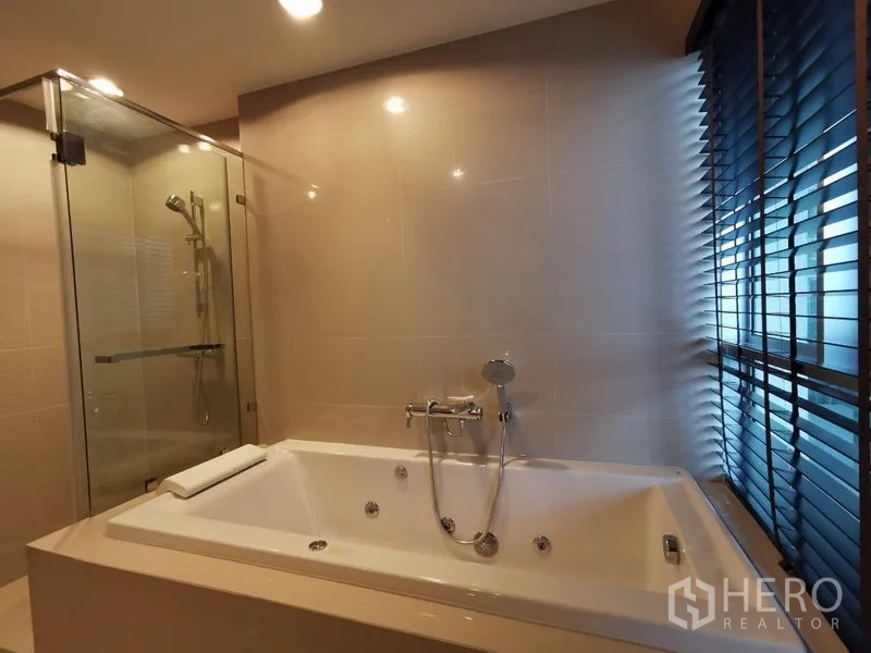 คอนโด ให้เช่าหรือขายในHuai Khwang, Bangkok - ห้องน้ำพร้อมอ่างจากุซซี่ขนาดใหญ่ และตู้ฝักบัวกระจกใส