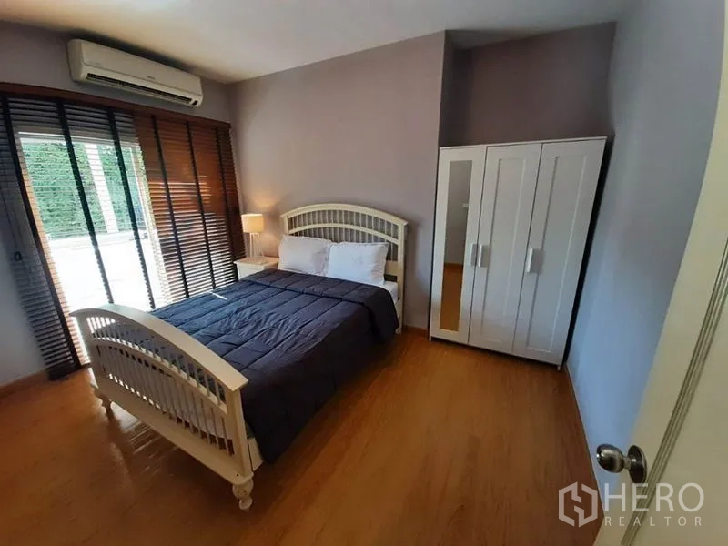 Condominium for sale in Wang Thonglang, Bangkok - Second bedroom with double bed, mirrored wardrobe and sliding balcony door.