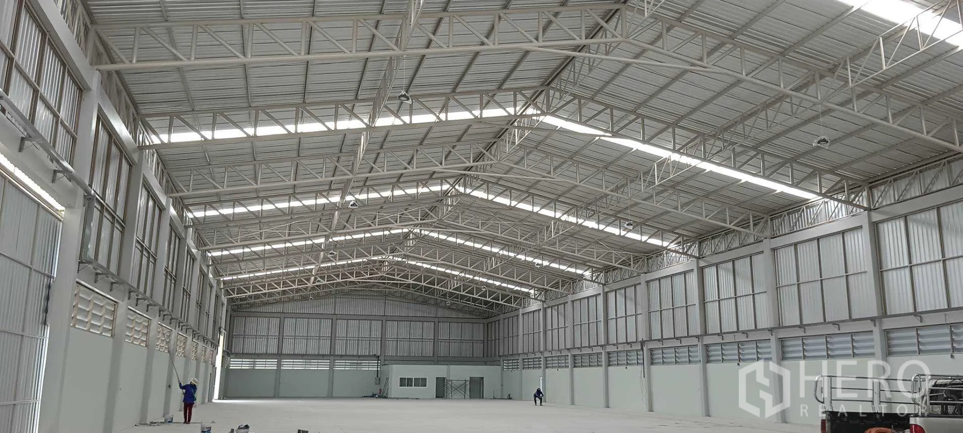 货栈 出租或出售在Lam Luk Ka, Pathum Thani - 宽敞仓库内部，高钢桁架屋顶与天窗。