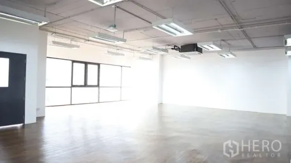 สำนักงาน ให้เช่า - ชั้นสำนักงานกว้างเพดานเปลือย ไฟ LED หลายชุด และผนังกระจกบานกว้าง