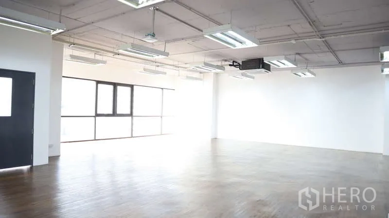 สำนักงาน ให้เช่า - ชั้นสำนักงานกว้างเพดานเปลือย ไฟ LED หลายชุด และผนังกระจกบานกว้าง