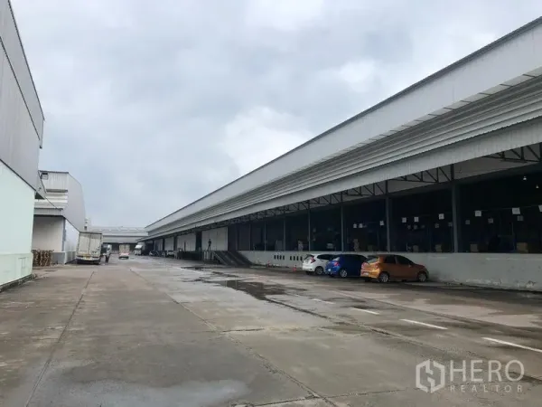คลังสินค้า ให้เช่าในBang Phli, Samut Prakan - ท่าขนถ่ายสินค้าพร้อมหลังคาคลุมและถนนสำหรับรถบรรทุกกว้างในโกดังให้เช่า