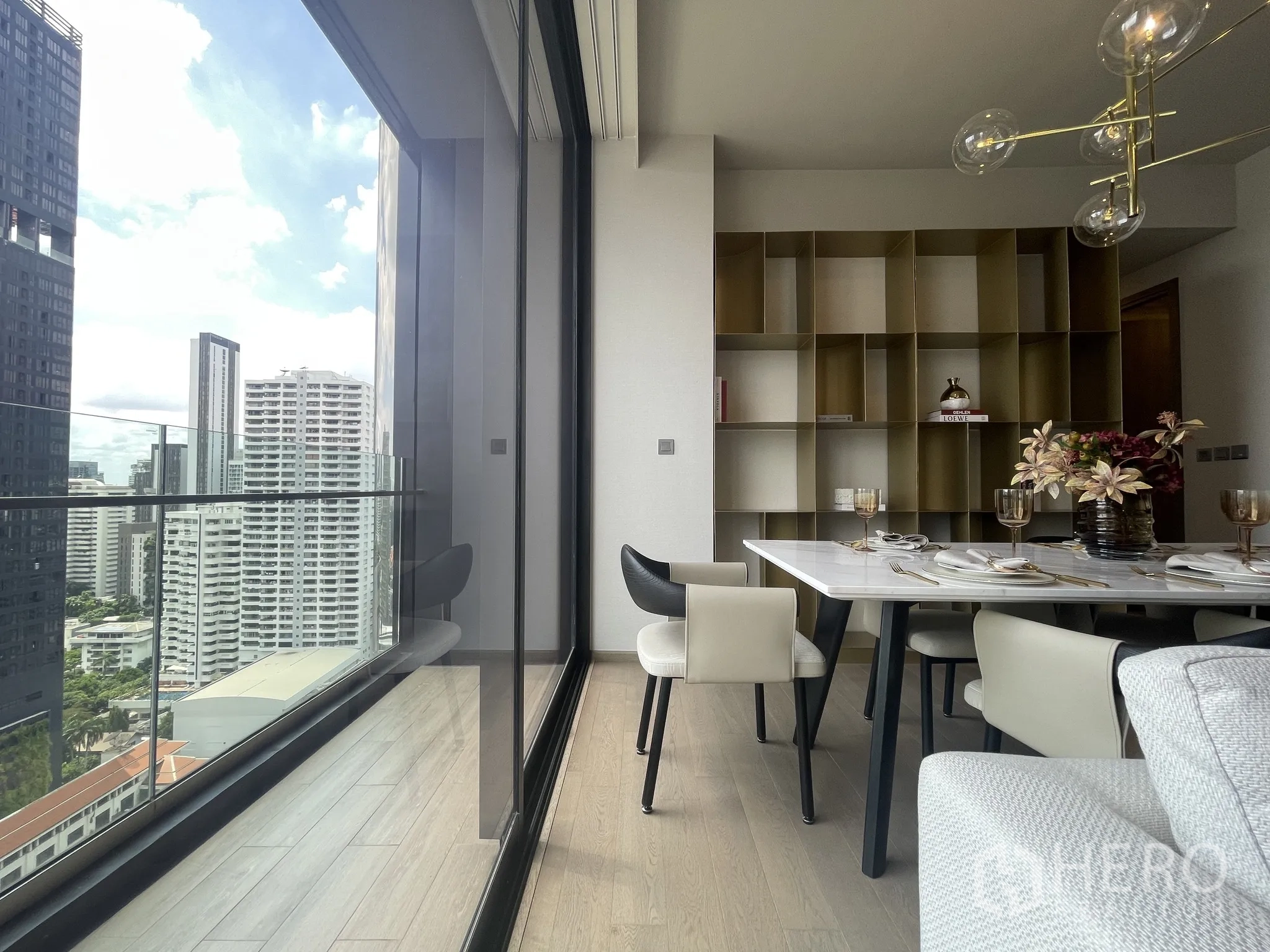 公寓 for rent in Watthana, Bangkok - 餐区邻近整面玻璃窗，连接阳台，眺望天际线。