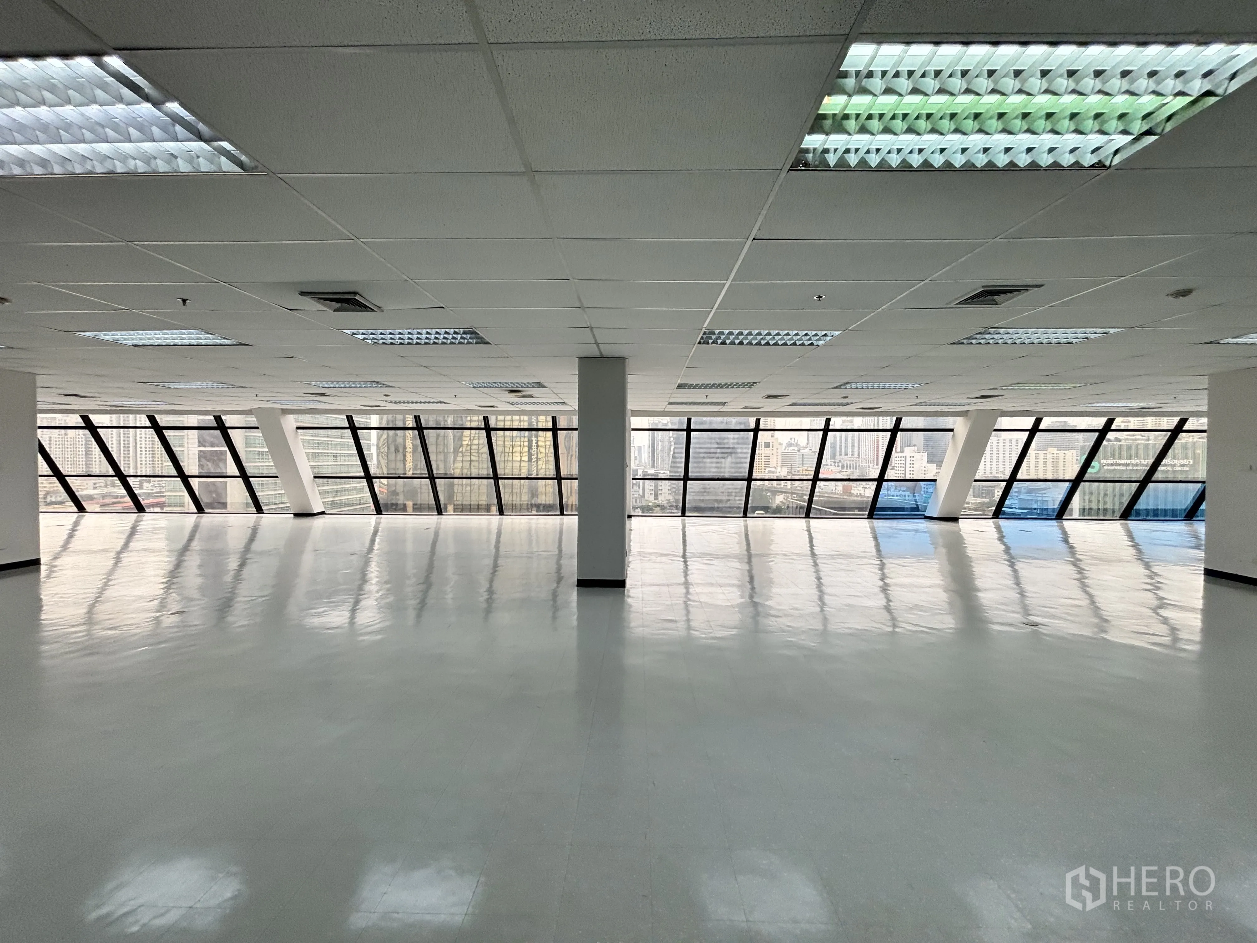 ออฟฟิศ for rent in Ratchathewi, Bangkok - พื้นที่ออฟฟิศกว้างหันรับกระจกต่อเนื่องรอบด้าน พร้อมเพดานตะแกรงติดไฟฟลูออเรสเซนต์.