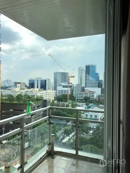 公寓 出租在Khlong Luang, Pathum Thani - 玻璃栏杆阳台，可观城市天际线，邻近Ekkamai轻轨站。