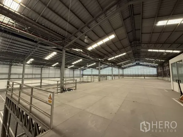 โรงงาน ให้เช่าในLat Krabang, Bangkok - ชั้นลอยขนาดใหญ่พร้อมราวกันตก มองเห็นพื้นที่โกดัง ถัดไปเป็นห้องสำนักงานกระจก