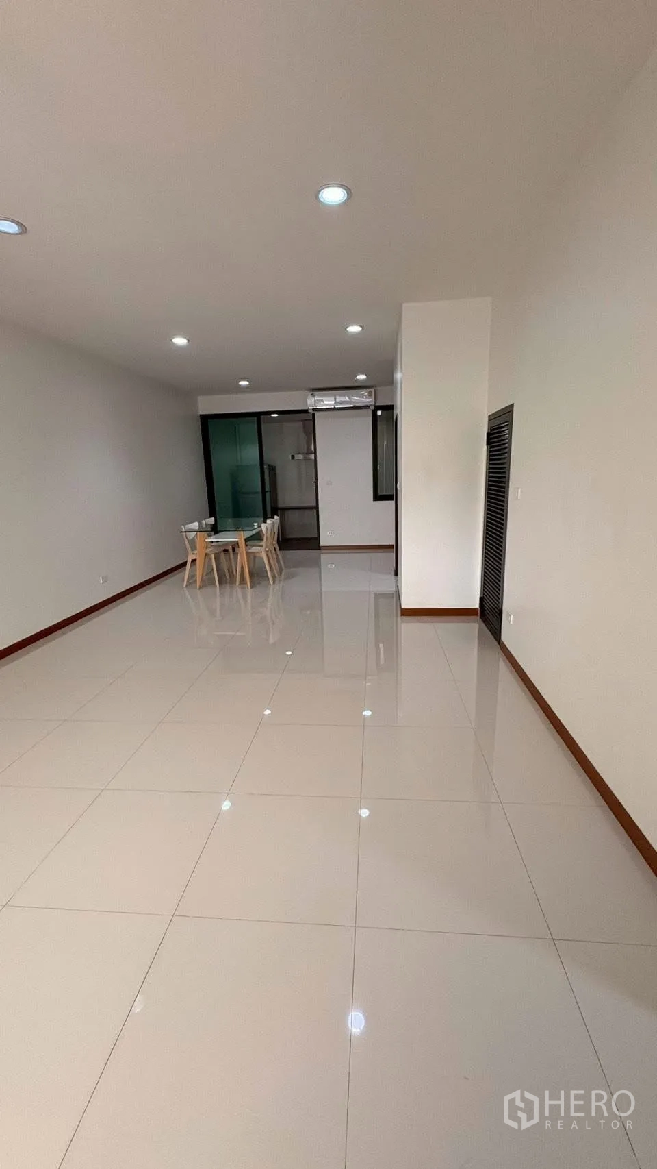 ทาวน์เฮาส์ for rent in Phra Khanong, Bangkok - พื้นที่นั่งเล่นและรับประทานอาหารแบบโอเพ่นสเปซกว้าง พร้อมโต๊ะกระจก