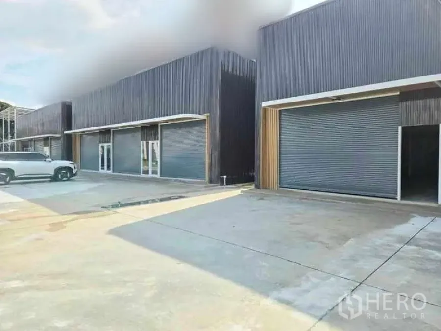 Warehouse for rent in Prawet, Bangkok - Contemporary warehouse units in Prawet, Bangkok with large loading apron and parking.