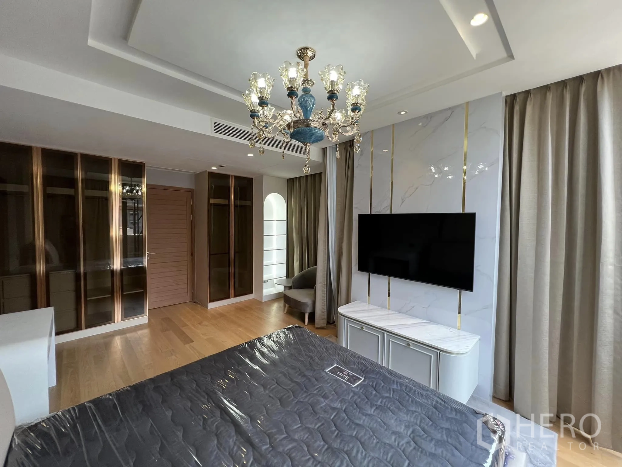 Detached House for rent or sale in Yan Nawa, Bangkok - Bedroom view toward TV wall and glass wardrobes.