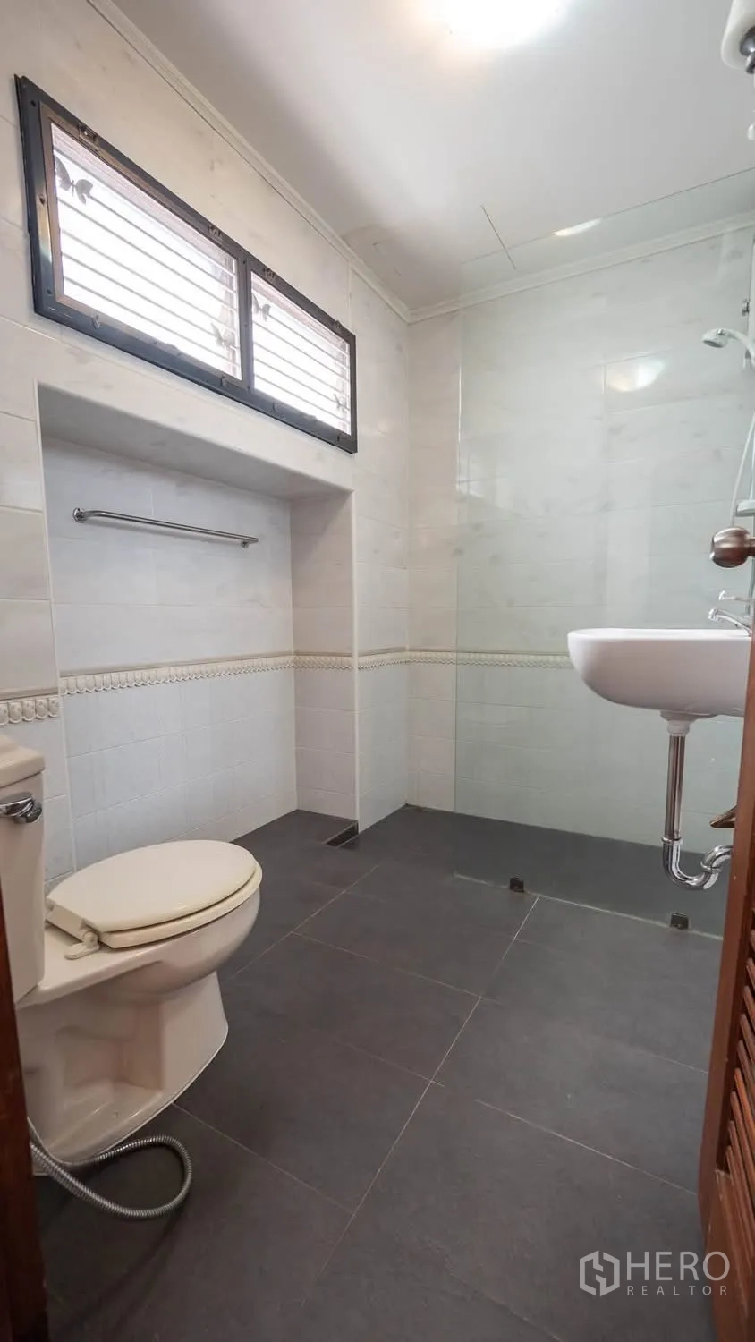 ทาวน์เฮาส์ for rent in Watthana, Bangkok - ห้องน้ำพื้นกระเบื้องสีเทา โซนอาบน้ำแบบเปิด โถสุขภัณฑ์ และอ่างล้างหน้าติดผนัง
