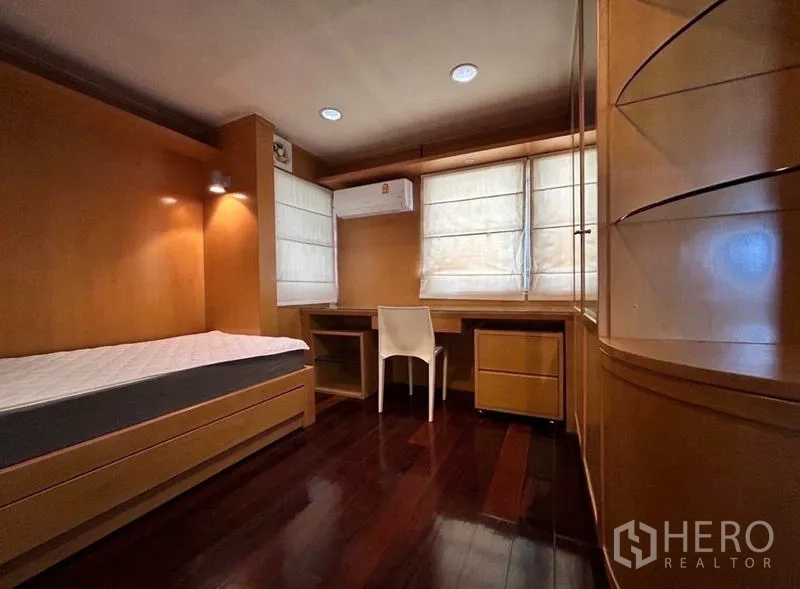 带办公室的家 出租在Suan Luang, Bangkok - 温暖木色卧室，内置书桌与收纳