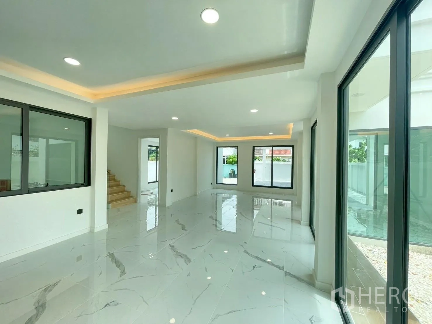 บ้านเดี่ยว for sale in Chatuchak, Bangkok - ห้องนั่งเล่น-รับประทานอาหารมีประตูกระจกบานเลื่อนออกสู่คอร์ตยาร์ด