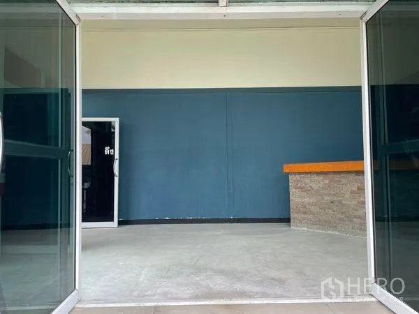 Warehouse for rent in Sam Phran, Nakhon Pathom - Sliding glass doors opening to the lobby with a service counter.