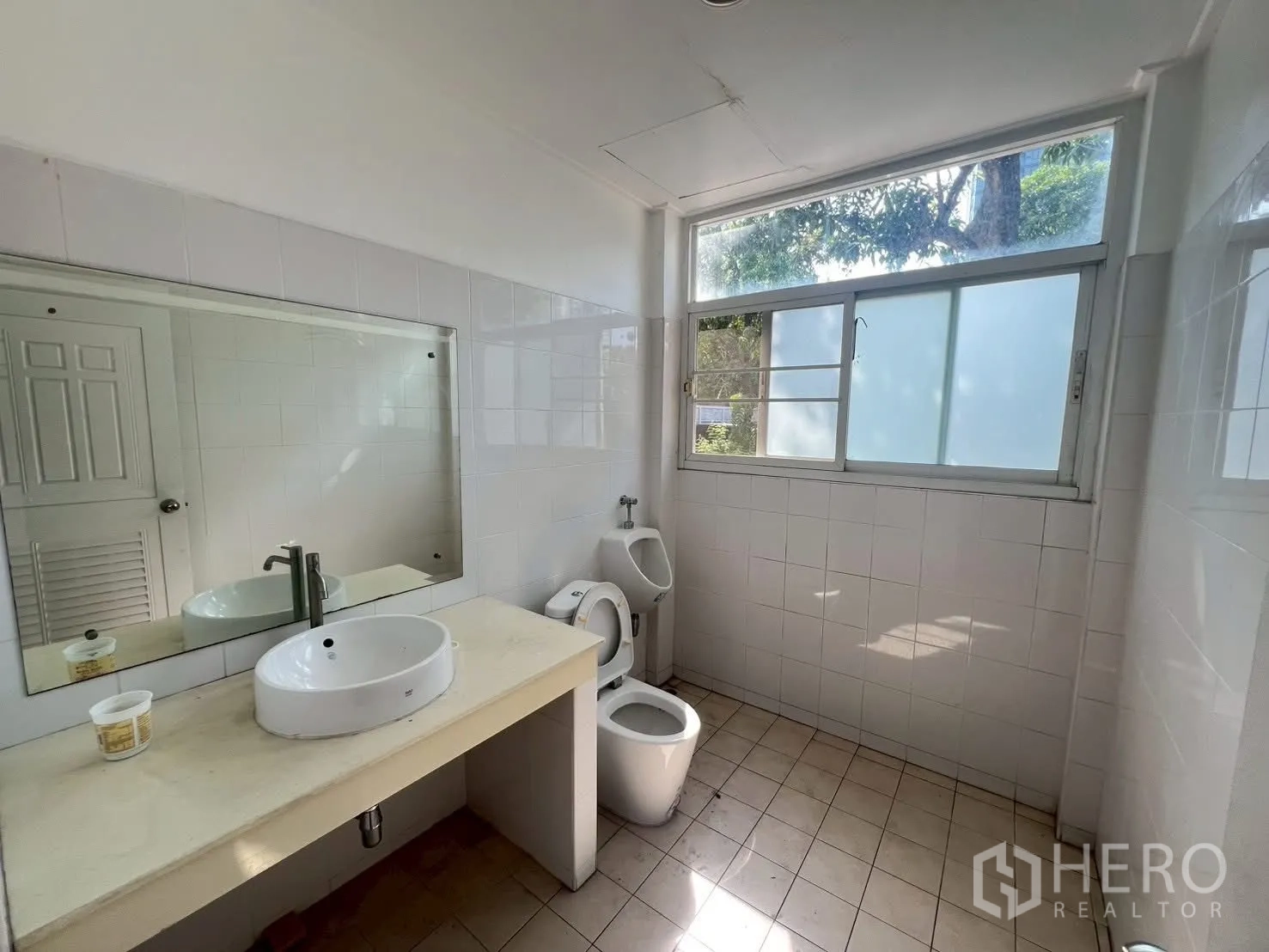 บ้านเดี่ยว for rent in Watthana, Bangkok - ห้องน้ำสว่าง มีเคาน์เตอร์ยาว โถสุขภัณฑ์และโถปัสสาวะ พร้อมหน้าต่างฝ้า