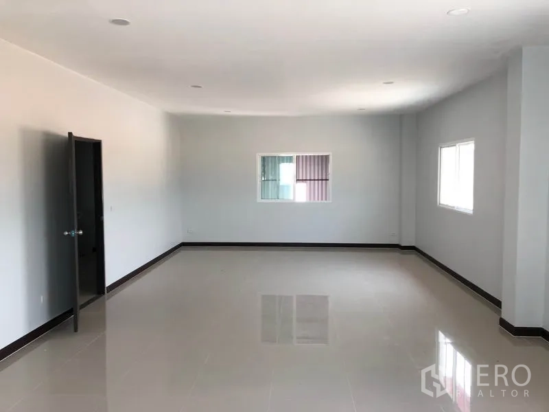 工厂 出租或出售在Bang Len, Nakhon Pathom - 宽敞空置办公室，亮面地砖，窗户与嵌入式顶灯