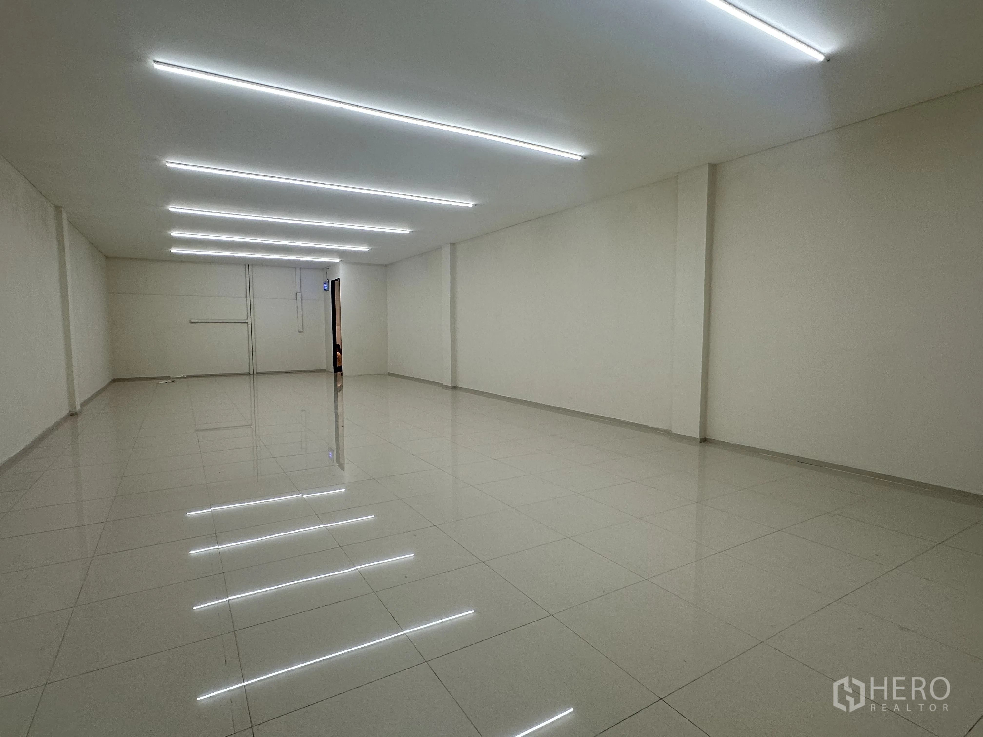 สำนักงานที่บ้าน for rent in Phra Khanong, Bangkok - ห้องทำงานโล่งปูแกรนิตโต้ ไฟเส้น LED เต็มพื้นที่