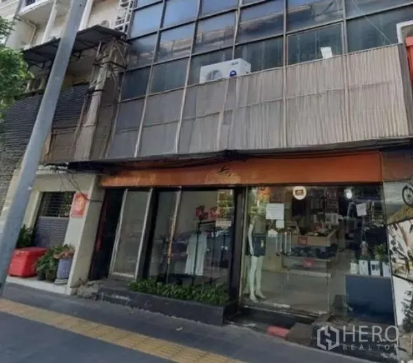零售空间 出租在Khlong Toei, Bangkok - 临街零售店面，整面玻璃门头与招牌，位于人流旺盛街区。