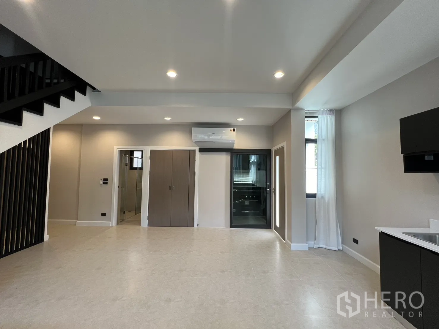 Detached House for rent in Saphan Sung, Bangkok - Bright living space with recessed lighting, air conditioner and glass door to the pantry.